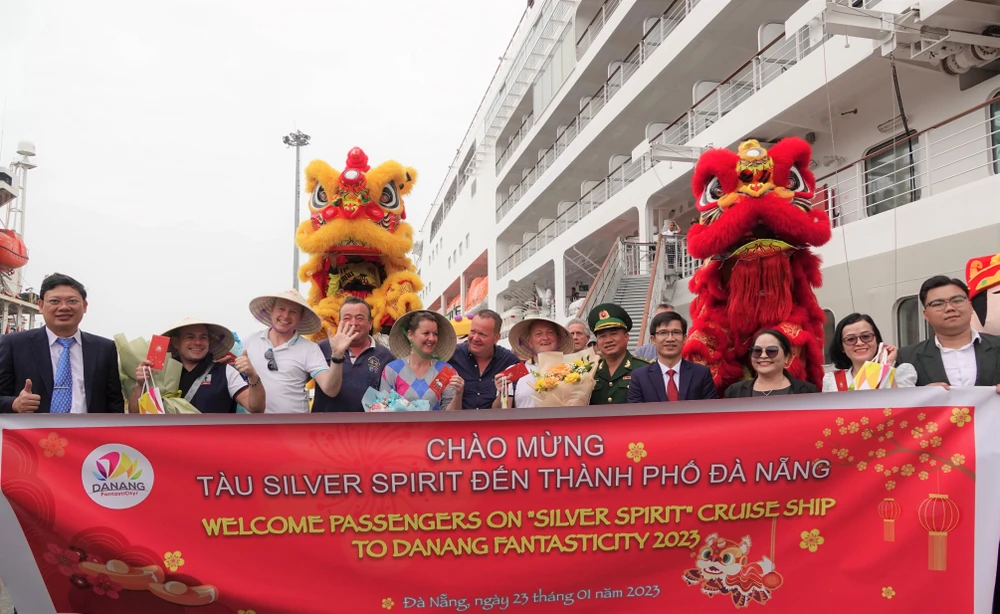 Đà Nẵng đón hơn 500 du khách tàu biển 'xông đất' đầu năm