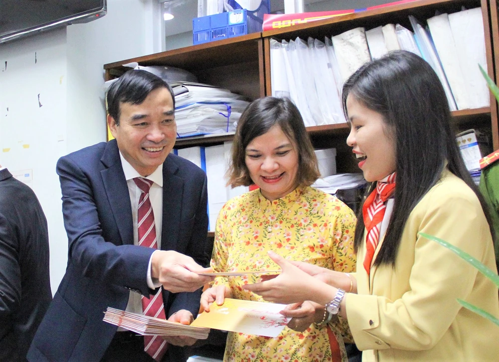 Ông Lê Trung Chinh, Chủ tịch UBND TP Đà Nẵng động viên đội ngũ cán bộ, công chức làm việc tại bộ phận Một cửa nhân ngày đầu năm mới