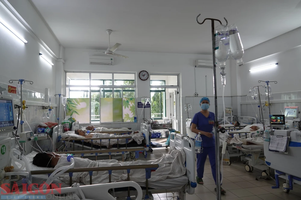 Nhân viên y tế Bệnh viện Đà Nẵng liên tục chăm sóc, điều trị bệnh nhân đột quỵ. Ảnh: XUÂN QUỲNH
