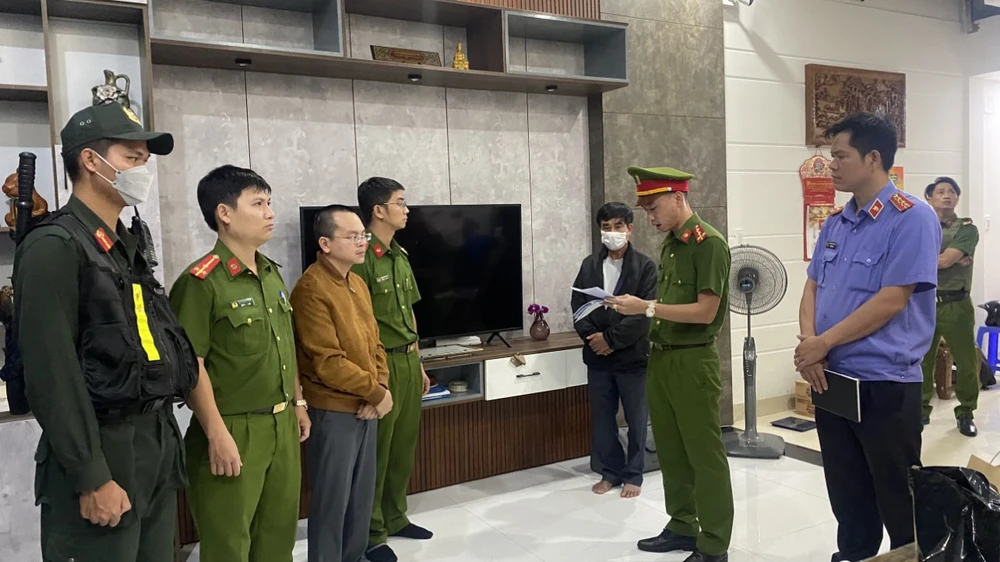 Công an tống đạt quyết định bắt tạm giam Hoàng Quang Huy. Ảnh: CAĐN
