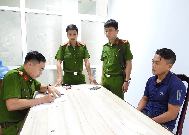 Cơ quan Cảnh sát điều tra Công an TP Đà Nẵng tống đạt quyết định khởi tố bị can và thực hiện lệnh bắt tạm giam 4 tháng đối với Đoàn Văn Thiện