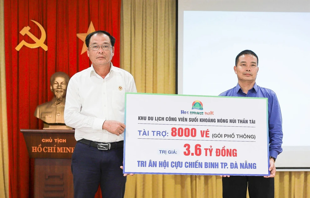 Ông Phạm Khắc Dương, Giám đốc Công ty Cổ phần DHC Suối Đôi trao bảng tượng trưng cho ông Trương Chí Lăng, Chủ tịch Hội Cựu chiến binh TP Đà Nẵng. Ảnh: XUÂN QUỲNH