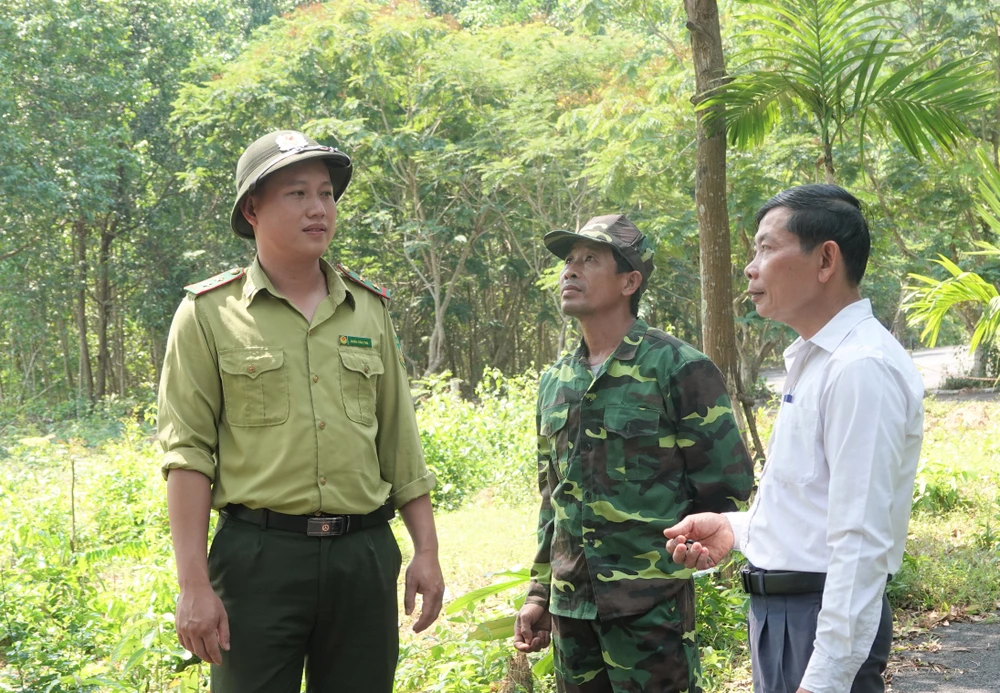 Lực lượng kiểm lâm huyện Hòa Vang trao đổi thông tin về thời tiết nắng nóng thất thường đối với chủ rừng trong những ngày tới. Ảnh: XUÂN QUỲNH