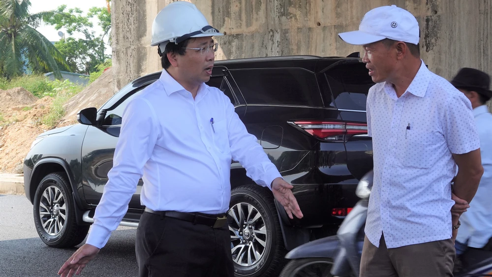 Ông Nguyễn Minh Huy, Giám đốc BQL Dự án Đầu tư Xây dựng Các công trình giao thông Đà Nẵng chỉ đạo điều hành công trình. Ảnh: XUÂN QUỲNH