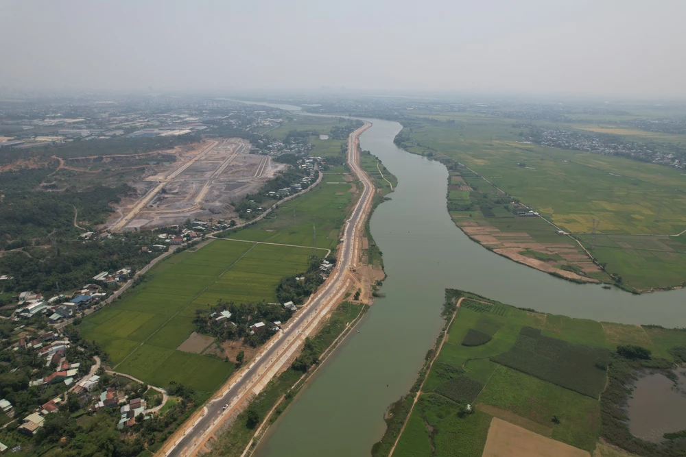 Tuyến đường ven sông Tuyên Sơn - Túy Loan nhìn từ trên cao. Ảnh: XUÂN QUỲNH