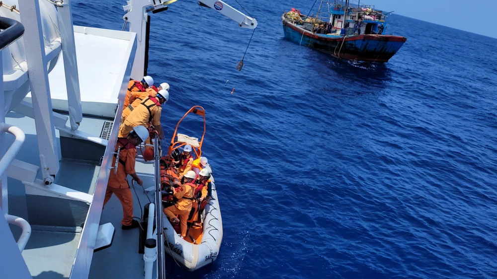 Trung tâm Phối hợp tìm kiếm, cứu nạn hàng hải Việt Nam và Trung tâm cấp cứu TP Đà Nẵng cứu nạn thuyền viên bị chấn thương sọ não do tai nạn lao động khi hành nghề trên biển