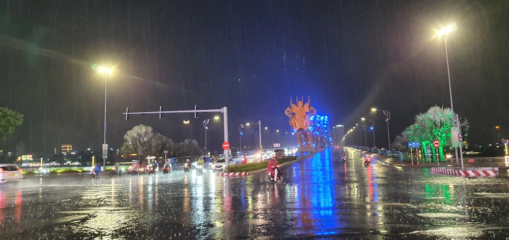 Trời mưa tại nút giao thông phía Tây Cầu Rồng. Ảnh: XUÂN QUỲNH
