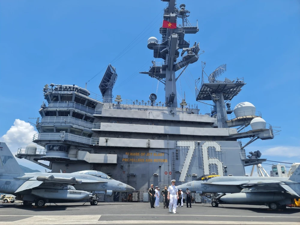Cận cảnh tàu sân bay USS Ronald Reagan neo tại vịnh Đà Nẵng
