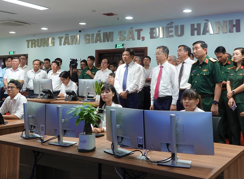 Lãnh đạo Thành ủy, UBND TP Đà Nẵng tham quan Trung tâm giám sát, điều hành thông minh. Ảnh: XUÂN QUỲNH