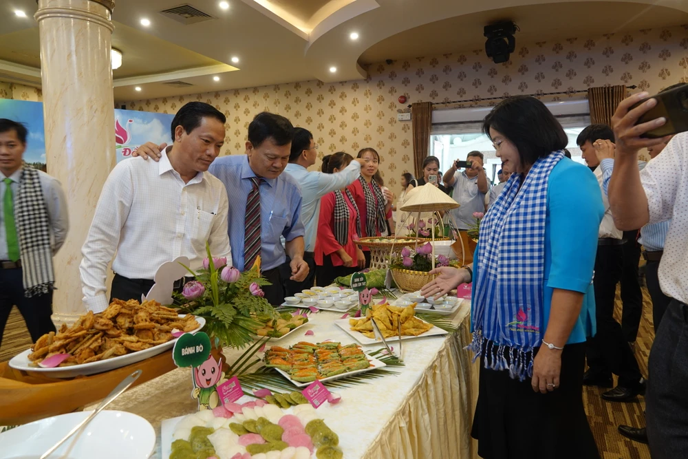 16 món ăn làm từ sen đã được Sở VHTTDL tỉnh Đồng Tháp mang đến cho khách miền Trung nhân hội nghị xúc tiến du lịch. Ảnh: XUÂN QUỲNH