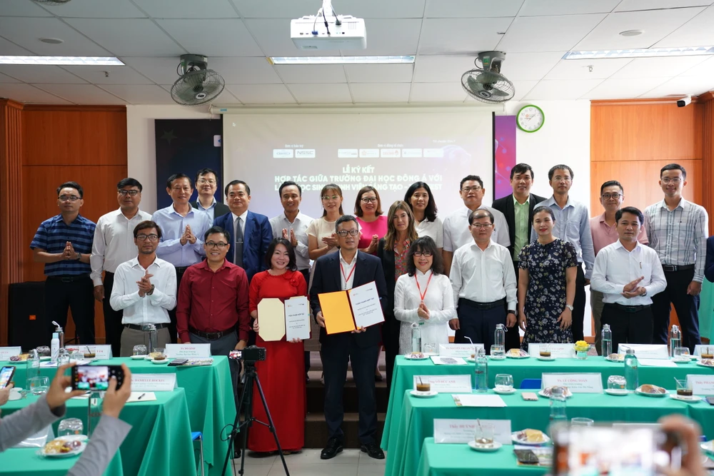 Đại học Đông Á (Đà Nẵng) và Làng Học sinh - sinh viên sáng tạo – Techfest Việt Nam ký kết thỏa thuận hợp tác phát triển hệ sinh thái đổi mới sáng tạo sinh viên. Ảnh: XUÂN QUỲNH
