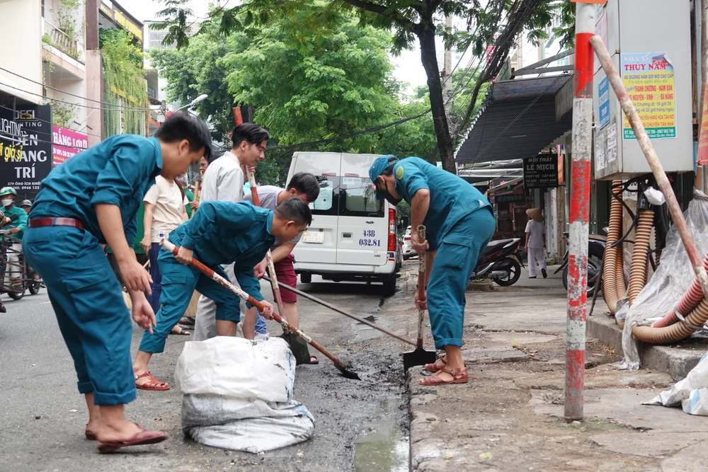 Lễ phát động có sự tham gia 300 thành viên hội đoàn thể thuộc các phường và quận Hải Châu. Ảnh: XUÂN QUỲNH