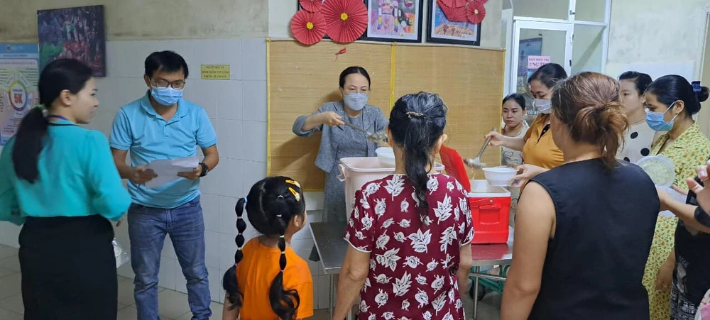 Trường Mầm non Cẩm Vân (quận Hải Châu) tặng suất ăn cho bệnh nhi