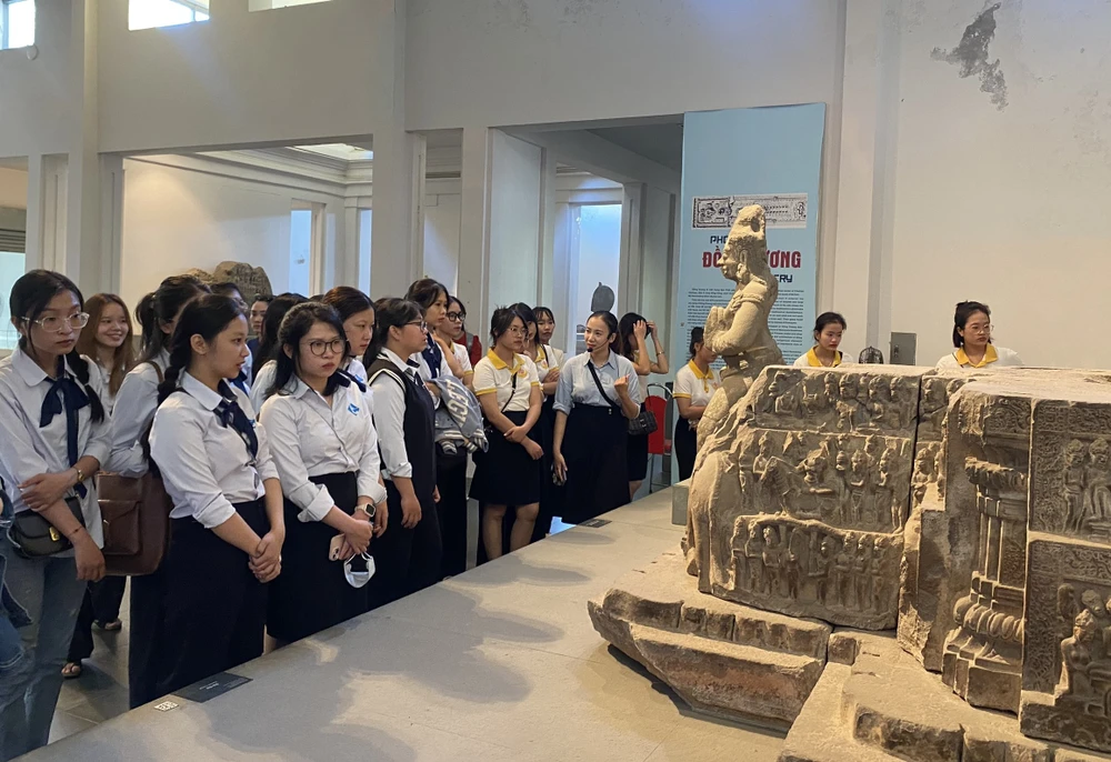 Sinh viên các Trường Đại học ở Đà Nẵng tham quan đài thờ Đồng Dương tại Bảo tàng Điêu khắc Chăm Đà Nẵng