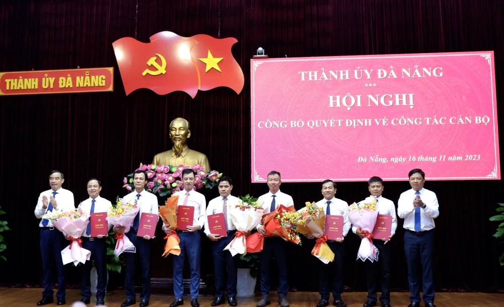 Ông Lương Nguyễn Minh Triết, Chủ tịch HĐND TP Đà Nẵng và ông Lê Trung Chinh, Chủ tịch UBND TP Đà Nẵng trao quyết định cho các cán bộ