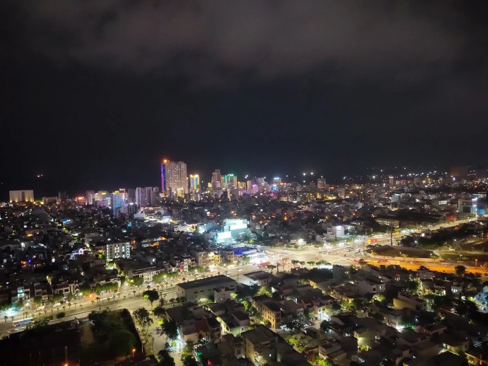 Giao thông đường bộ về đêm tại quận Sơn Trà (TP Đà Nẵng). Ảnh: XUÂN QUỲNH