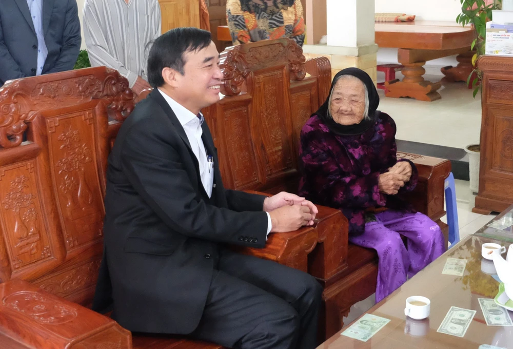 Ông Lê Trung Chinh, Chủ tịch UBND TP Đà Nẵng đến thăm Mẹ Việt Nam anh hùng Đặng Thị Nhờ
