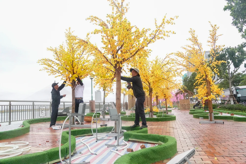 Vỉa hè đường Bạch Đằng (đoạn đối diện Công viên APEC) đang được các đơn vị thi công trang trí hoa, tiểu cảnh. Ảnh: XUÂN QUỲNH