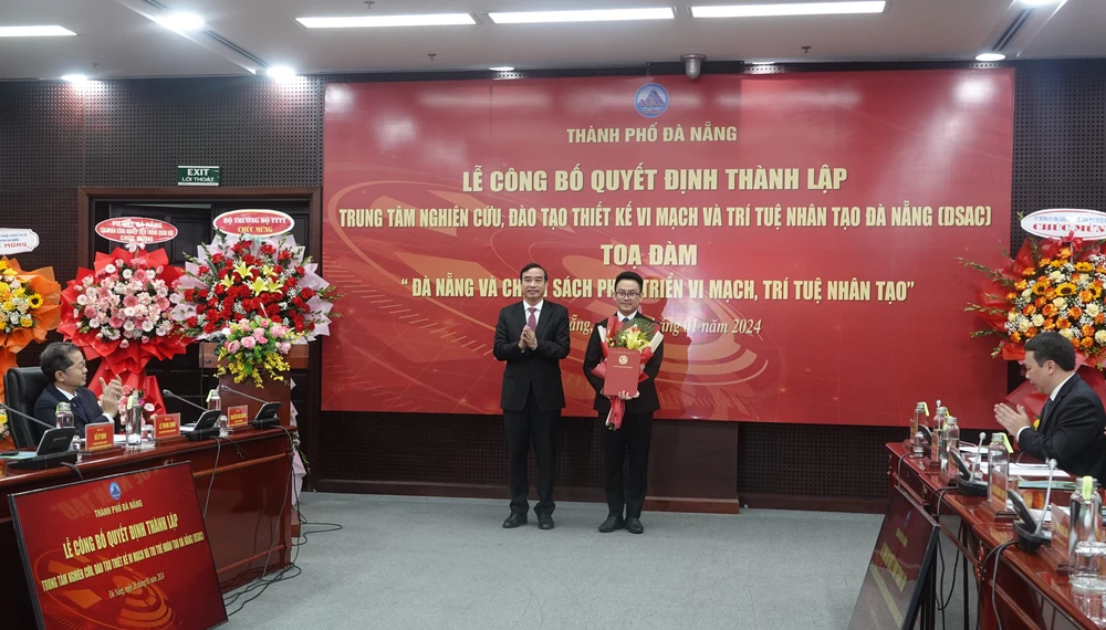 Chủ tịch UBND TP Đà Nẵng trao Quyết định thành lập Trung tâm và tặng hoa chúc mừng. Ảnh: XUÂN QUỲNH