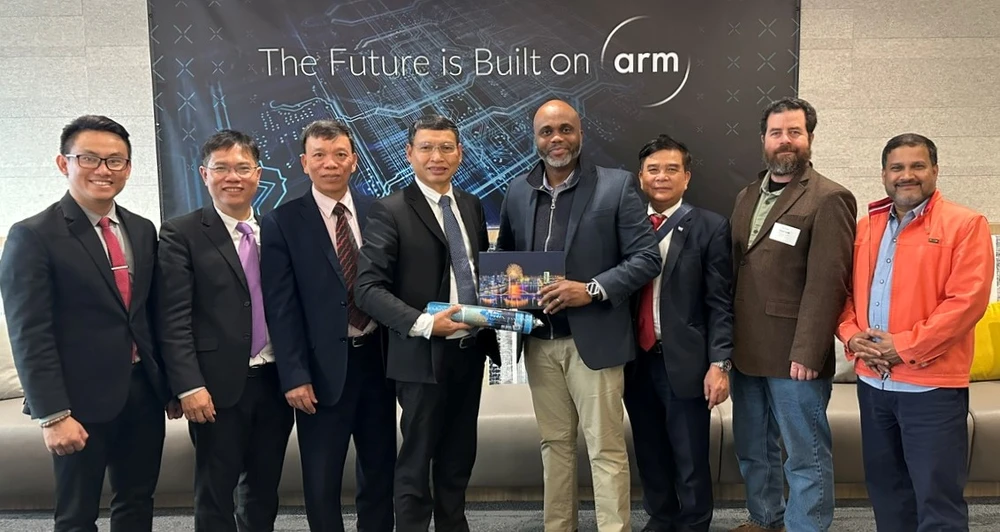 Đoàn công tác TP Đà Nẵng chụp lưu niệm cùng Công ty ARM