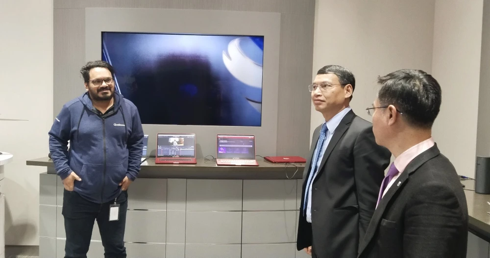 Ông Hồ Kỳ Minh, Phó Chủ tịch Thường trực UBND TP Đà Nẵng tham quan những công nghệ mới nhất của tập đoàn Qualcomm