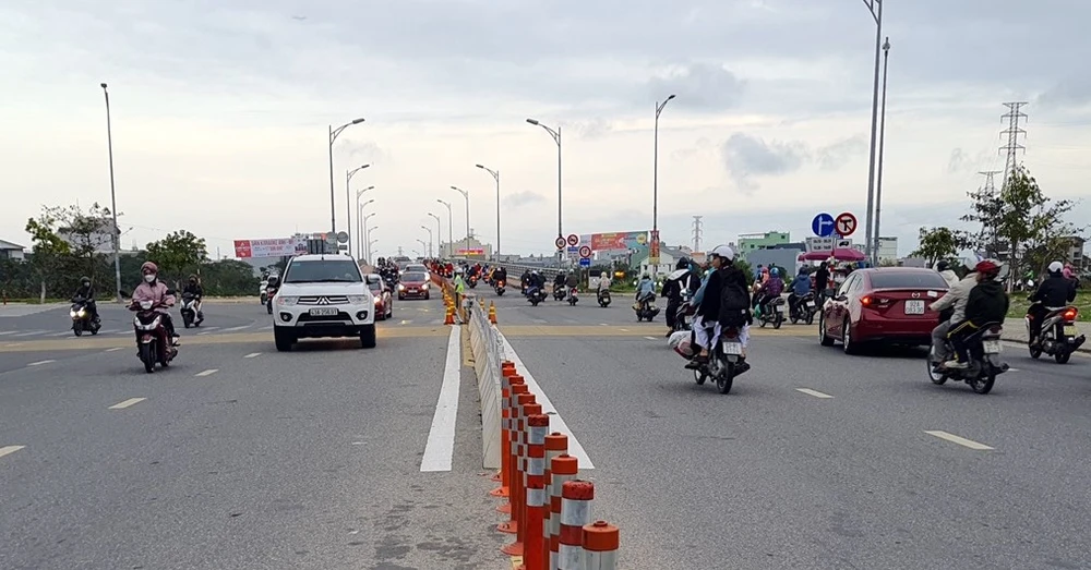 Đường dẫn lên cầu Hòa Xuân (quận Cẩm Lệ, TP Đà Nẵng)