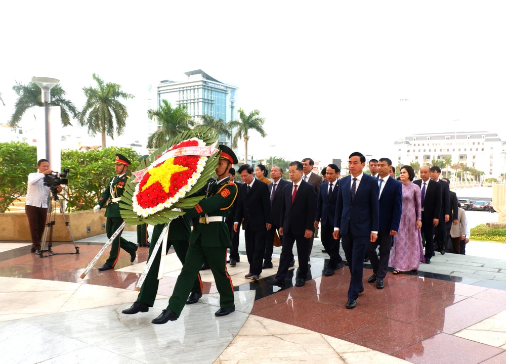 Đoàn lãnh đạo TP Đà Nẵng dâng hoa tưởng niệm các anh hùng liệt sĩ
