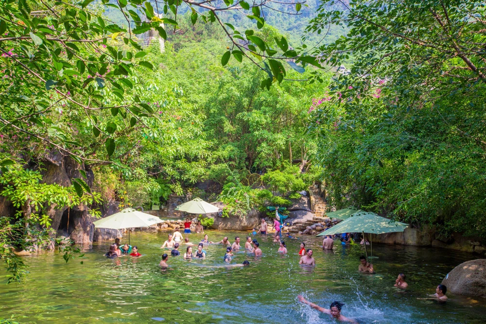 Thời tiết nắng nóng nên du khách chọn khu du lịch có sông suối. Ảnh: XUÂN QUỲNH