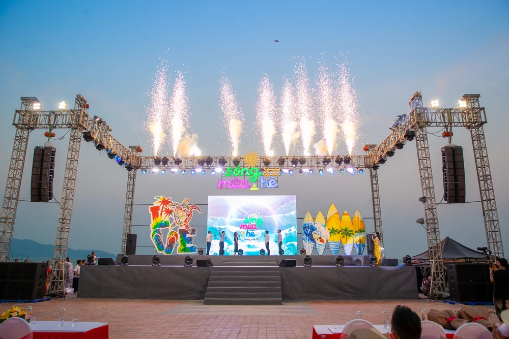Các đại biểu thực hiện nghi thức khai trương mùa du lịch biển Đà Nẵng 2024. Ảnh: XUÂN QUỲNH
