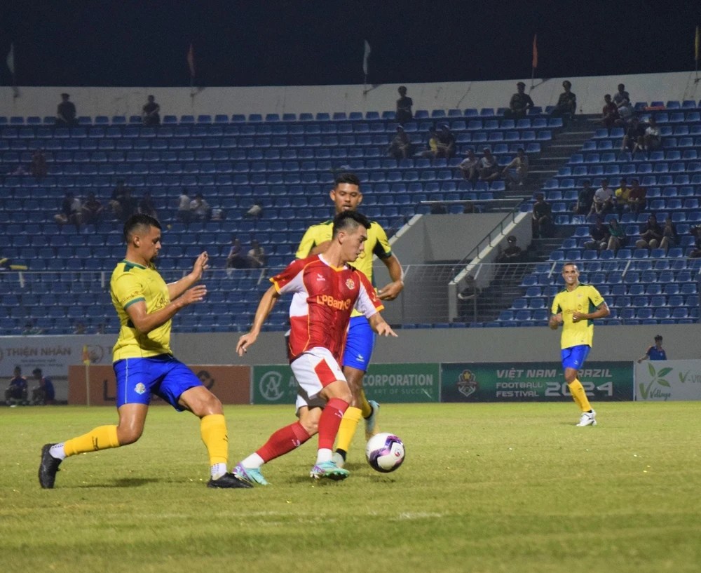 Cầu thủ Nguyễn Tiến Linh chạy bóng giữa cầu thủ Brazil. Ảnh: XUÂN QUỲNH
