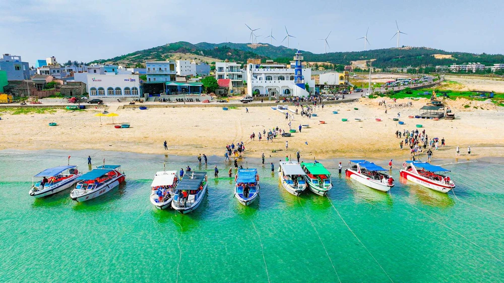 Du khách trải nghiệm các loại hình du lịch biển đảo ở làng biển Nhơn Lý (TP Quy Nhơn, Bình Định) trong dịp nghỉ lễ tăng đột biến. Ảnh: THÁI TIẾN
