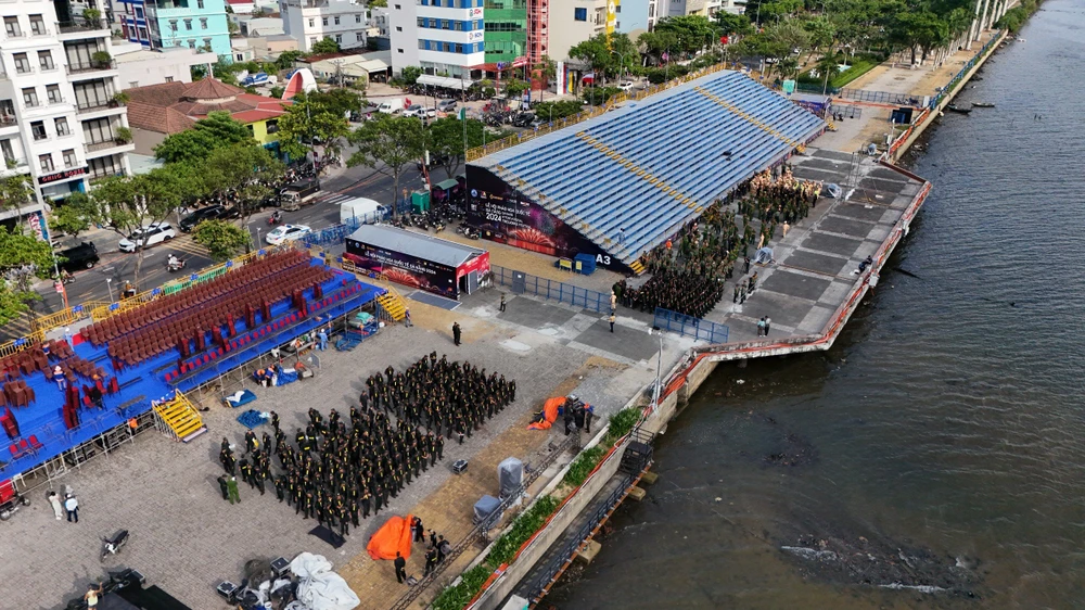 Công an TP Đà Nẵng phối hợp đơn vị nghiệp vụ diễn tập trước Lễ hội pháo hoa quốc tế Đà Nẵng (DIFF) 2024. Ảnh: XUÂN QUỲNH