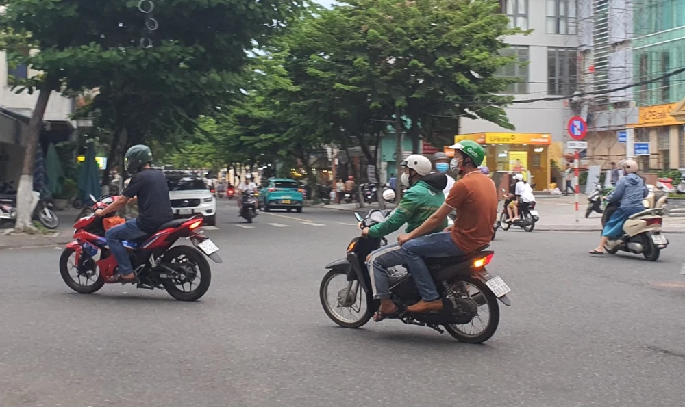 Tài xế GrabBike đang hoạt động tại Đà Nẵng. Ảnh: XUÂN QUỲNH