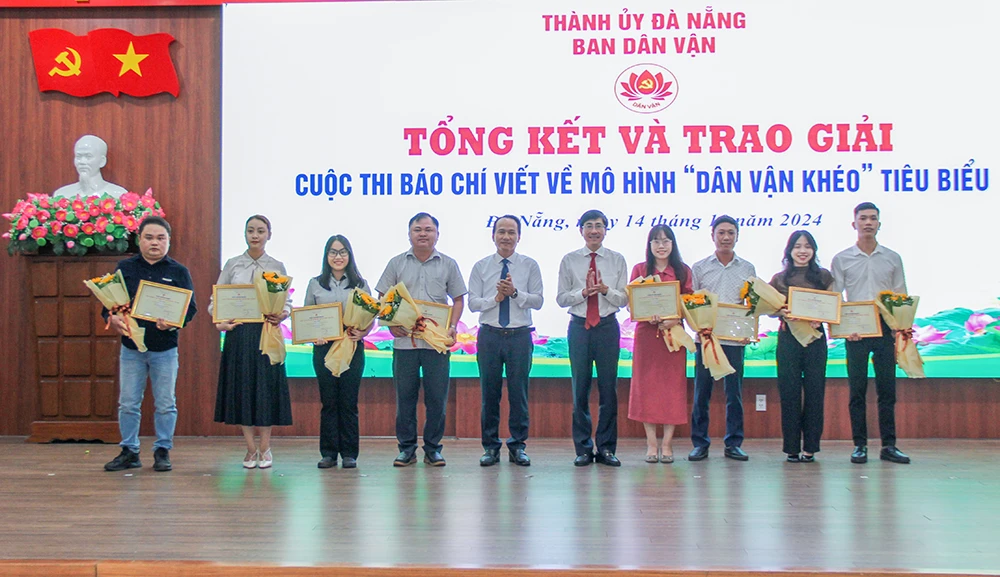 Phó Bí thư Thường trực Thành ủy Đà Nẵng Nguyễn Đình Vĩnh và Trưởng ban Dân vận Thành ủy Đà Nẵng Trần Thắng Lợi trao giải nhất cho các tác giả và nhóm tác giả đoạt giải