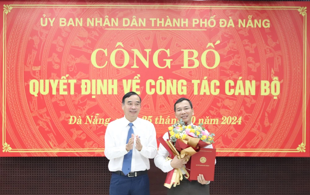 Chủ tịch UBND TP Đà Nẵng Lê Trung Chinh trao quyết định, tặng hoa chúc mừng tân Giám đốc Sở Nội vụ Nguyễn Hữu Lợi