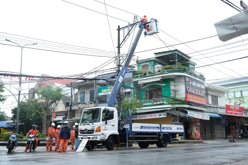 Tổng Công ty Điện lực miền Trung (EVNCPC) tiến hành khắc phục sự cố điện tại khu vực thuộc huyện Thăng Bình, tỉnh Quảng Nam