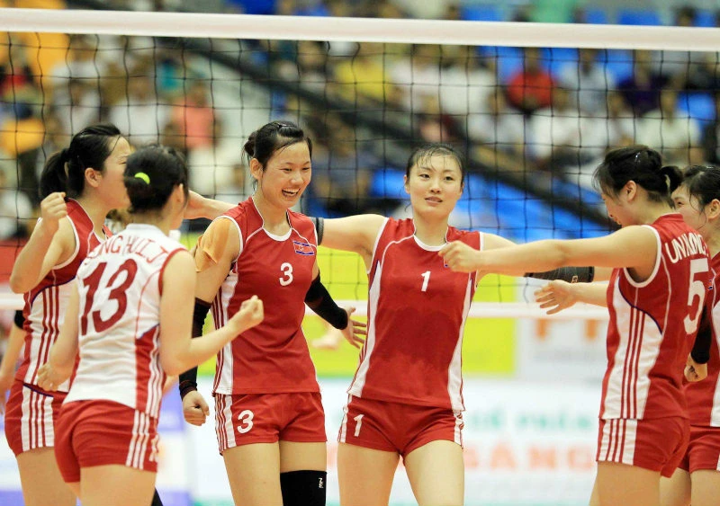 Các cô gái Triều Tiên tỏ ra vượt trội trước Việt Nam trong trận đấu chiều 22-9. Ảnh: Nhật Anh