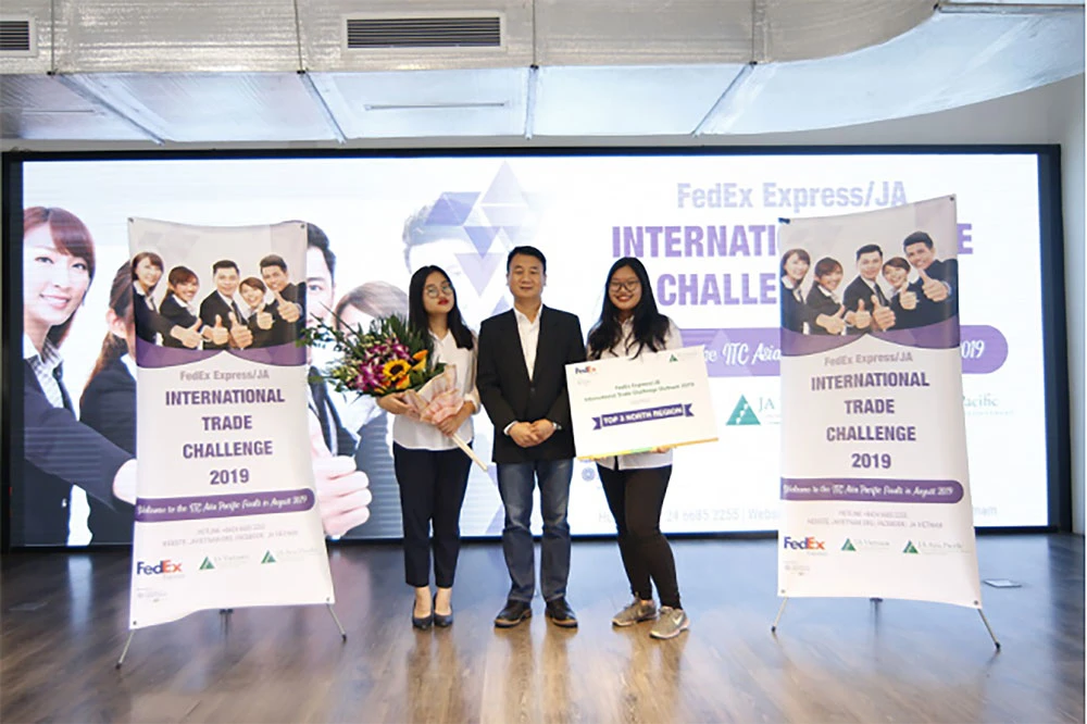 Doanh nhân trẻ Việt Nam trình bày ý tưởng kinh doanh tại cuộc thi Thử thách Thương mại quốc tế FedEx