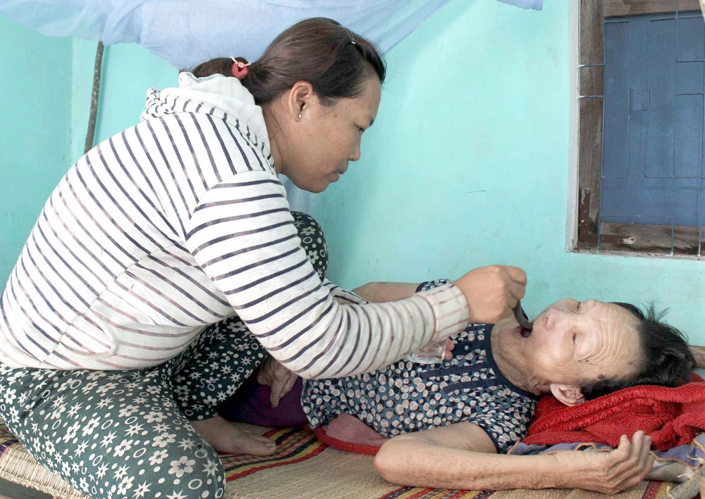 Chị Nguyễn Thị Chút chăm sóc mẹ già 81 tuổi bị tai biến