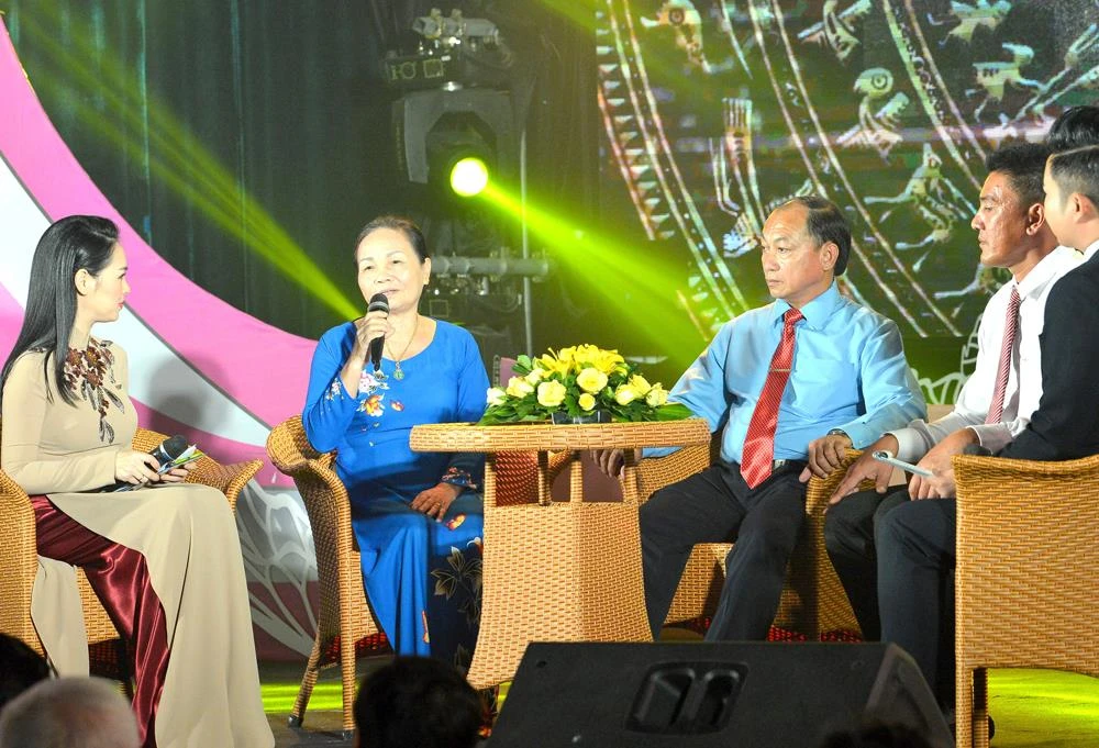 Bà Nguyễn Thị Hoa (thứ 2 từ trái qua) chia sẻ câu chuyện của mình tại buổi giao lưu. Ảnh: VIỆT DŨNG