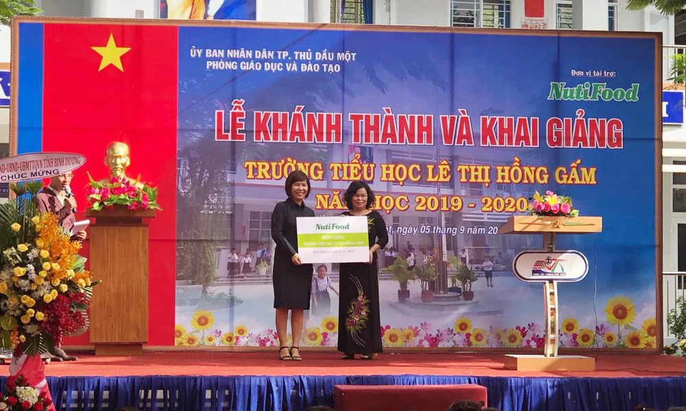 NutiFood tặng Trường tiểu học Lê Thị Hồng Gấm nhân khai trường