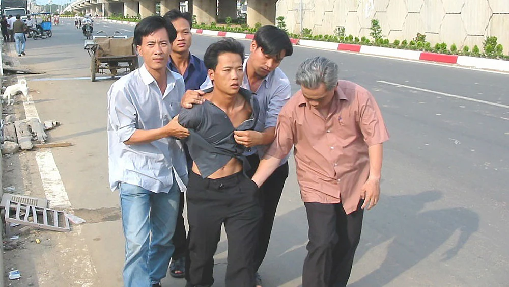 Công an TPHCM bắt một đối tượng liên quan đến vụ đánh nhau chết người ở bờ kè kênh Nhiêu Lộc - Thị Nghè. Ảnh: ĐOÀN HIỆP
