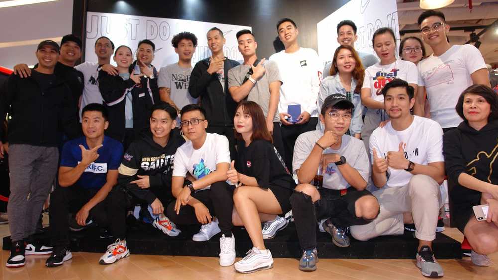 Các thành viên đội tuyển bóng rổ tuyển Việt Nam giao lưu cùng fan hâm mộ