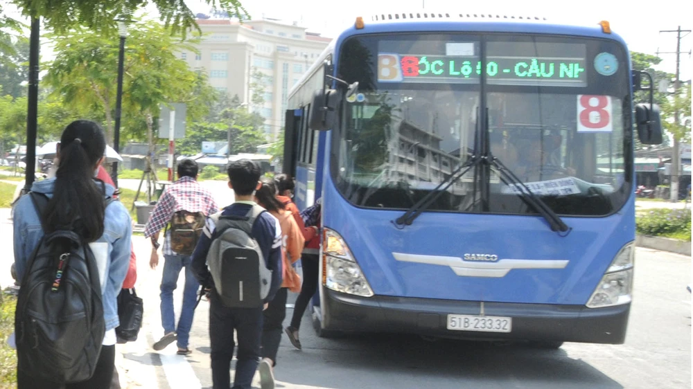 Xe buýt sử dụng khí CNG (thân thiện môi trường) tại TPHCM