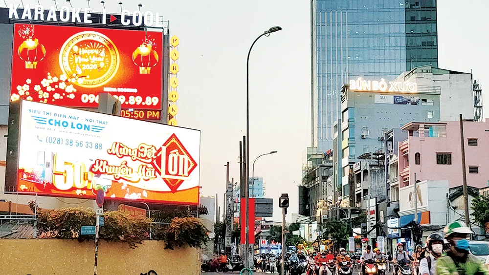 Bảng quảng cáo ở ngã tư đường Nguyễn Thị Minh Khai và đường Cách Mạng Tháng Tám, quận 3, TPHM. Ảnh: DŨNG PHƯƠNG