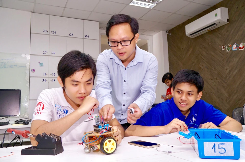 Giảng viên và sinh viên Khoa Công nghệ thông tin Trường Đại học Khoa học Tự nhiên TPHCM chế tạo robot cảm ứng đo nhiệt độ và độ ẩm phục vụ lĩnh vực nông nghiệp. Ảnh: HOÀNG HÙNG