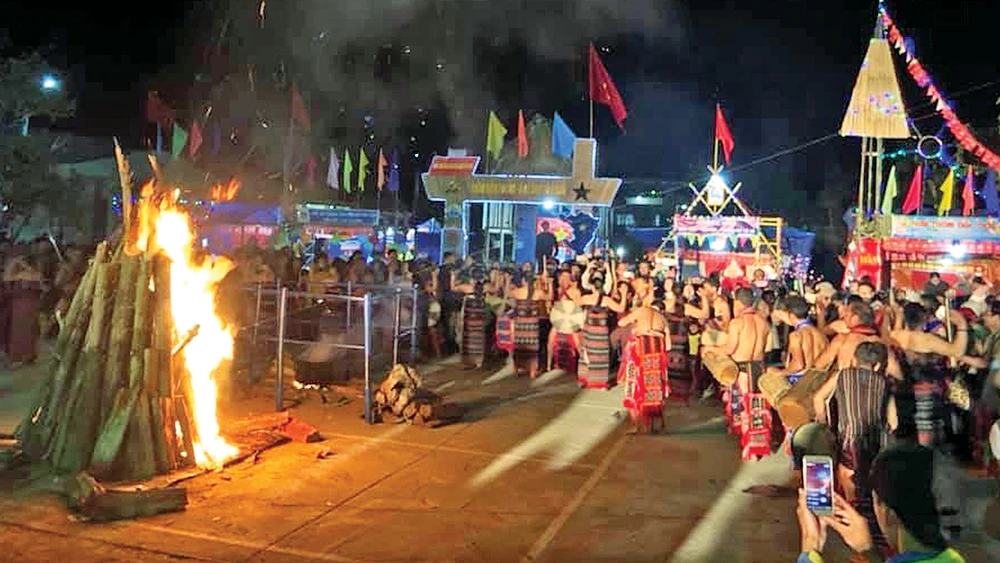 Đêm hội “Xuân Biên phòng, ấm lòng dân bản” tại vùng biên huyện Nam Giang, tỉnh Quảng Nam