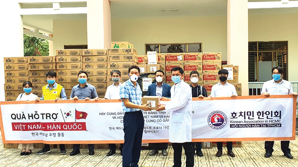 Hội Hàn kiều tại TPHCM thăm và tặng quà bệnh viện dã chiến Củ Chi