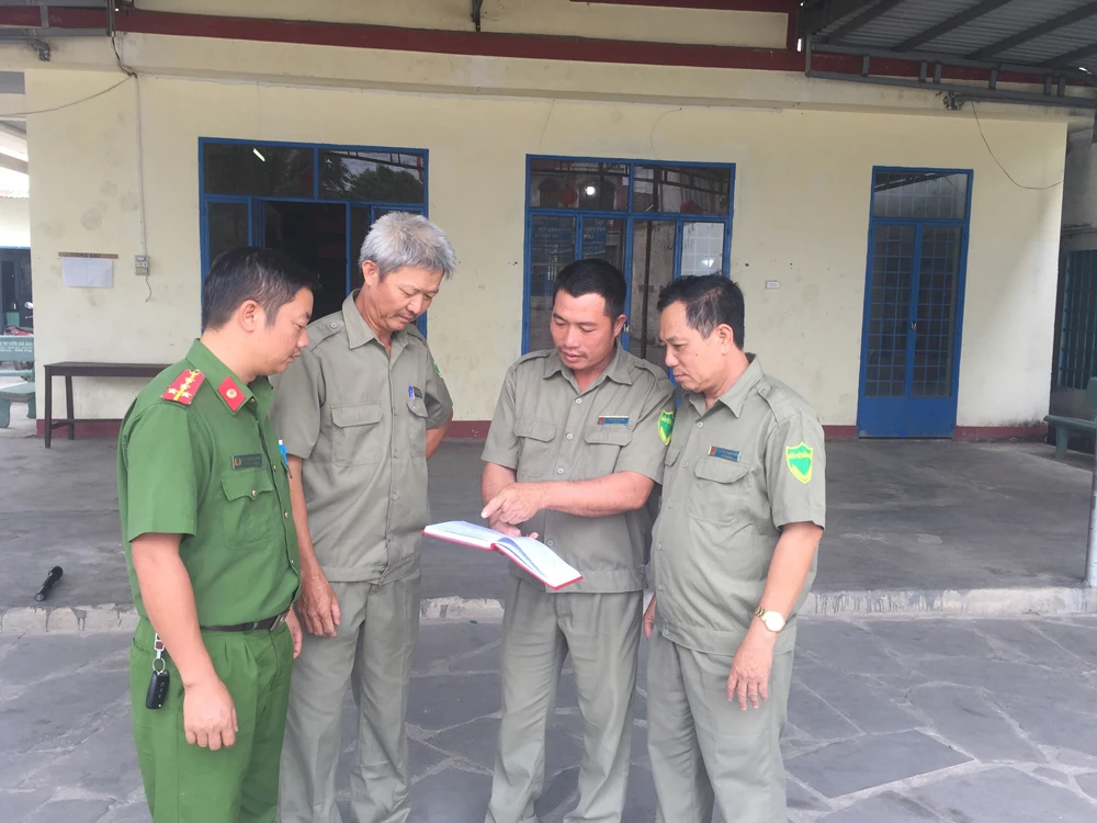 Ông Đỗ Văn Đăng (thứ 2, từ phải qua) cùng các thành viên bảo vệ khu phố và Công an thị trấn Trảng Bom bàn kế hoạch tuần tra trên địa bàn