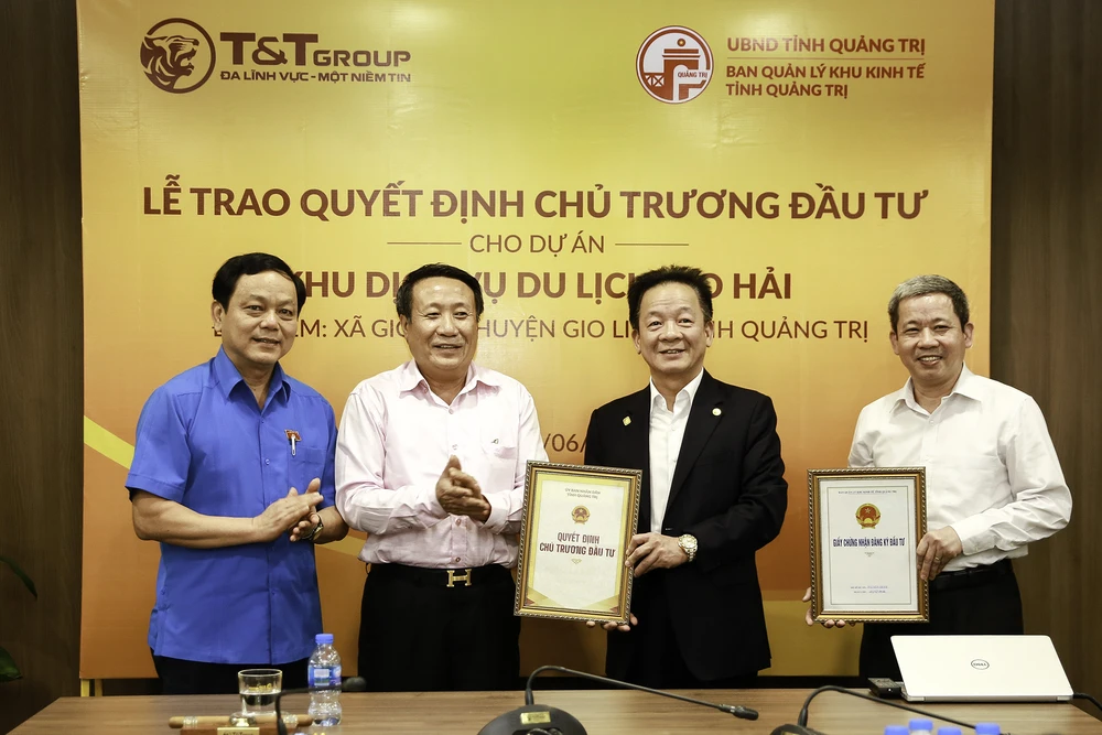 Ông Hà Sỹ Đồng (thứ hai từ trái sang) - Phó Chủ tịch UBND tỉnh Quảng Trị trao giấy chứng nhận đầu tư cho Chủ tịch HĐQT kiêm Tổng giám đốc Tập đoàn T&T Group Đỗ Quang Hiển (thứ hai từ phải sang)